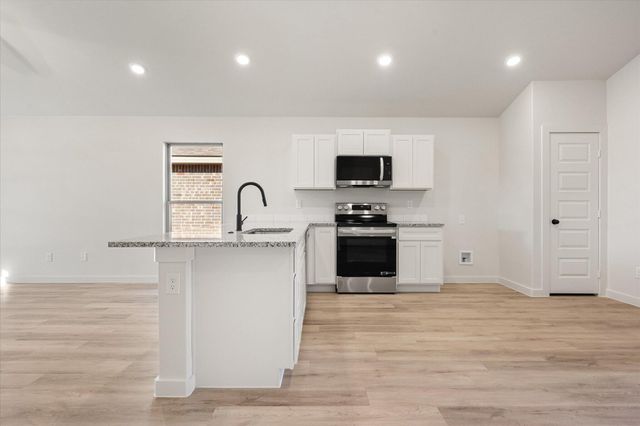 2416 Aberdeen Avenue, Wolfforth, TX 79382