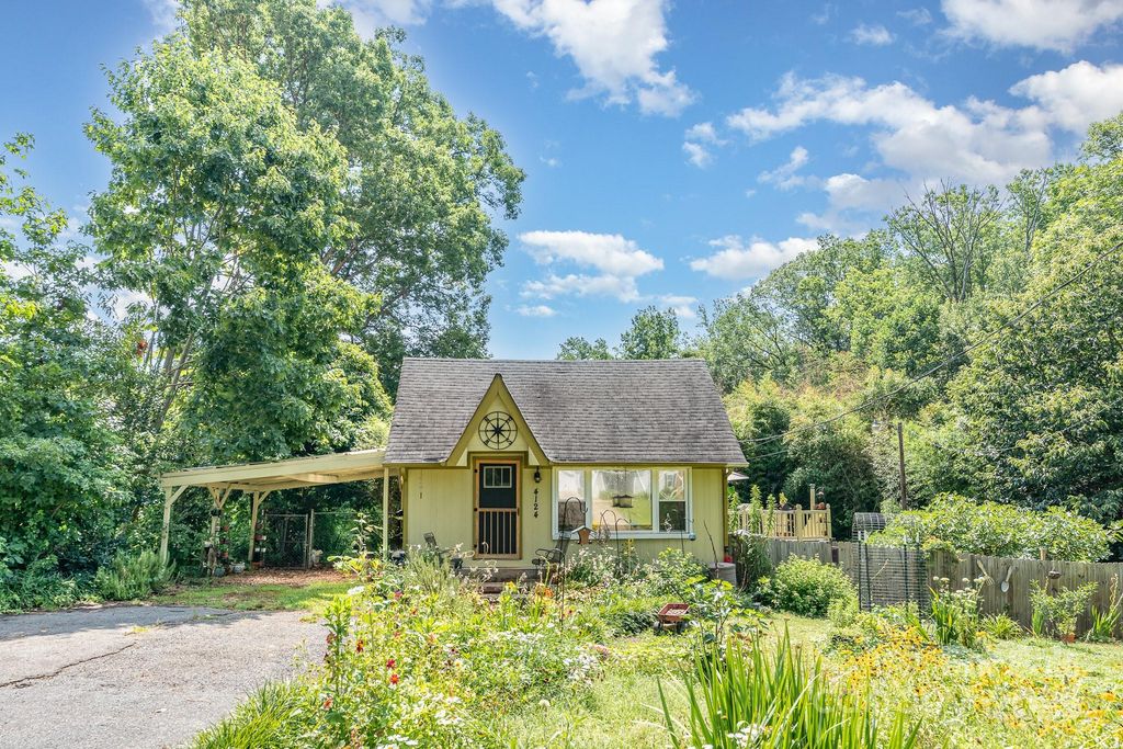 4124 Oakwood Road, Charlotte, NC 28269