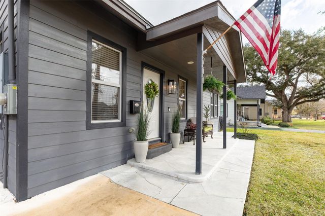 711 4th Street, Sealy, TX 77474