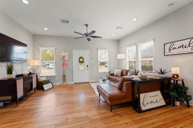 711 4th Street, Sealy, TX 77474