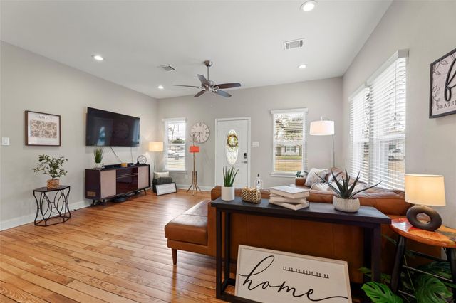 711 4th Street, Sealy, TX 77474