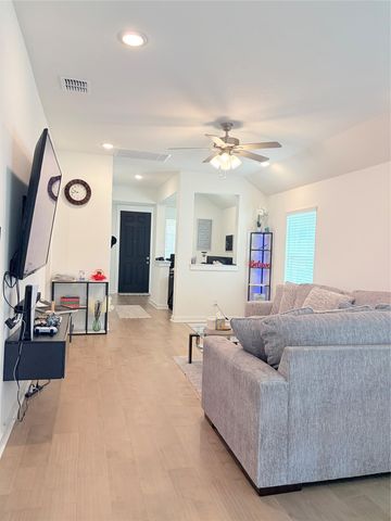 182 Shackleton DR, Kyle, TX 78640