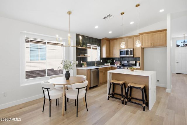 2712 E ANDERSON Drive, Phoenix, AZ 85032