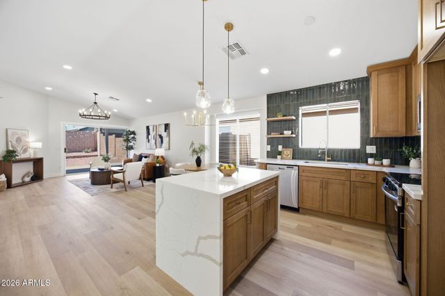 2712 E ANDERSON Drive, Phoenix, AZ 85032