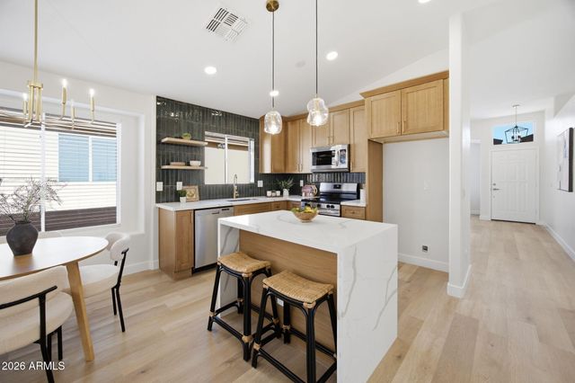 2712 E ANDERSON Drive, Phoenix, AZ 85032