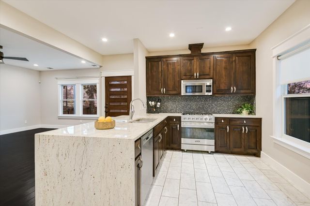 1613 Willow ST, Austin, TX 78702