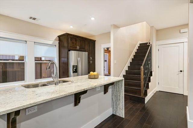 1613 Willow ST, Austin, TX 78702