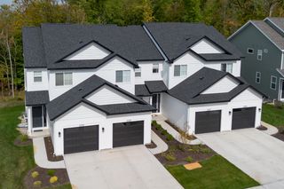 2223 Watertown Way NE, Grand Rapids, MI 49505