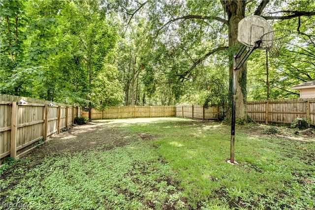15 Massachusetts Avenue, Poland, OH 44514