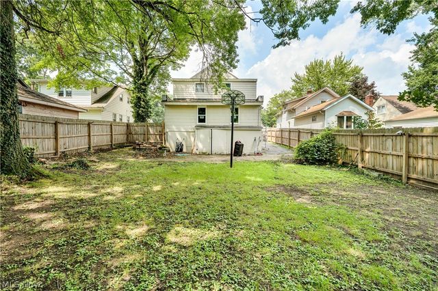 15 Massachusetts Avenue, Poland, OH 44514