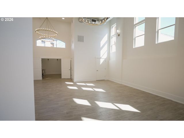 550 N 1ST St, Woodburn, OR 97071