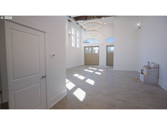 550 N 1ST St, Woodburn, OR 97071