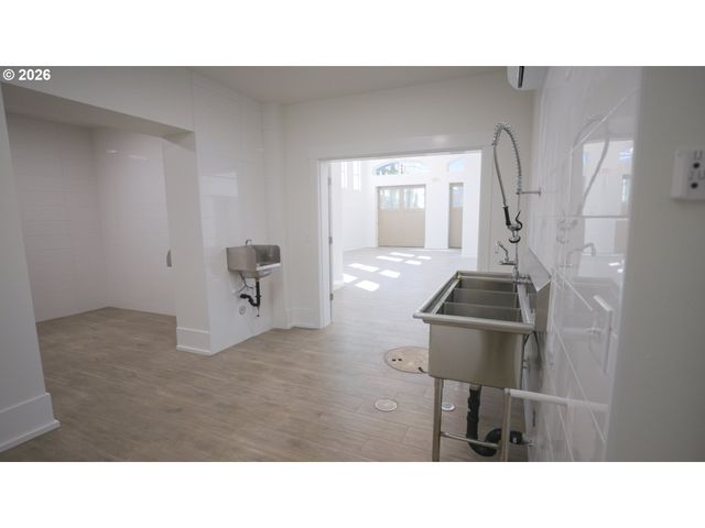 550 N 1ST St, Woodburn, OR 97071