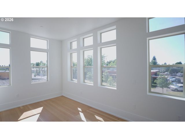 550 N 1ST St, Woodburn, OR 97071