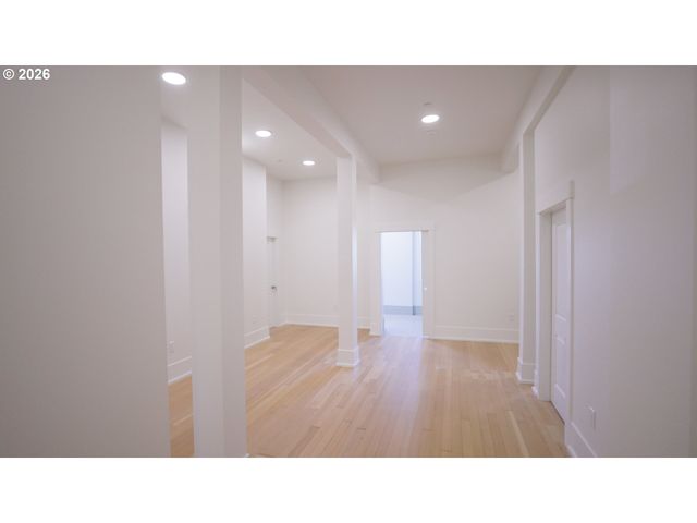 550 N 1ST St, Woodburn, OR 97071