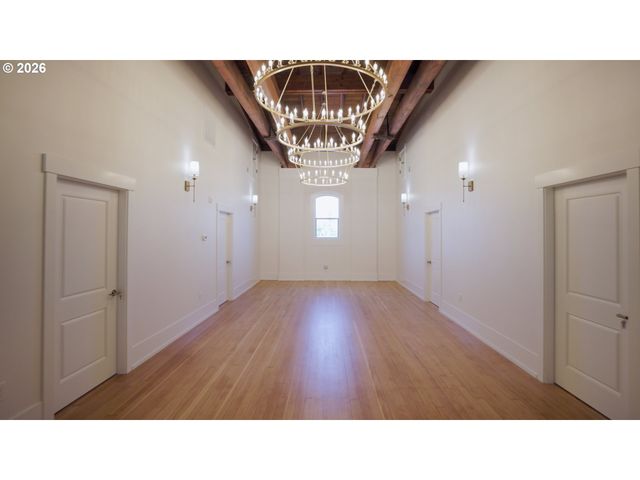 550 N 1ST St, Woodburn, OR 97071