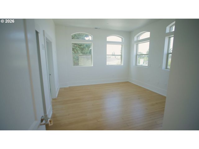 550 N 1ST St, Woodburn, OR 97071