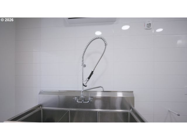 550 N 1ST St, Woodburn, OR 97071