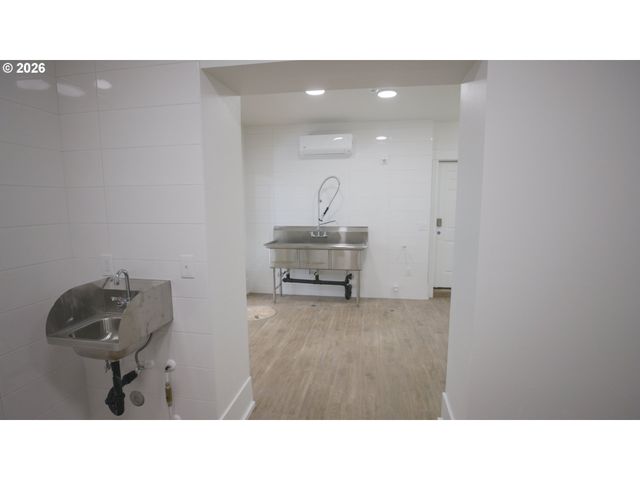 550 N 1ST St, Woodburn, OR 97071