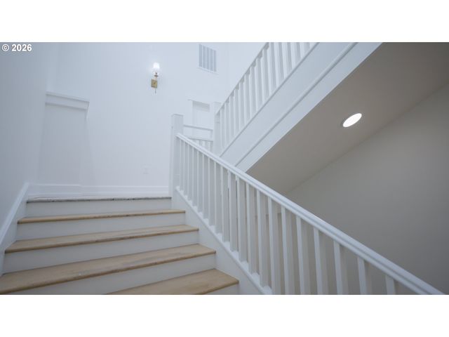 550 N 1ST St, Woodburn, OR 97071