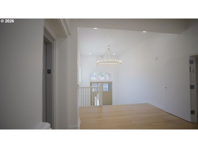 550 N 1ST St, Woodburn, OR 97071