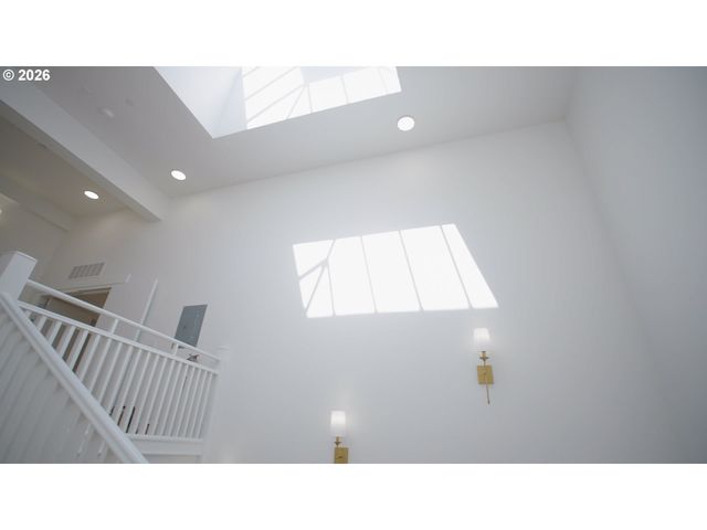 550 N 1ST St, Woodburn, OR 97071