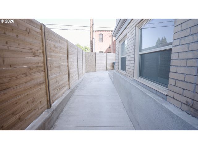 550 N 1ST St, Woodburn, OR 97071