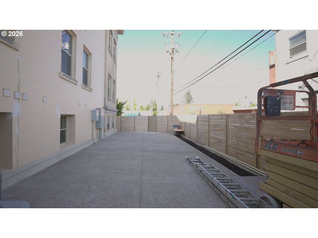 550 N 1ST St, Woodburn, OR 97071