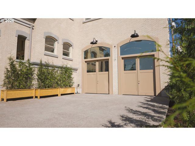 550 N 1ST St, Woodburn, OR 97071