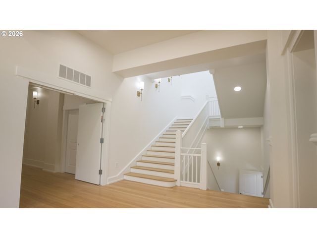 550 N 1ST St, Woodburn, OR 97071