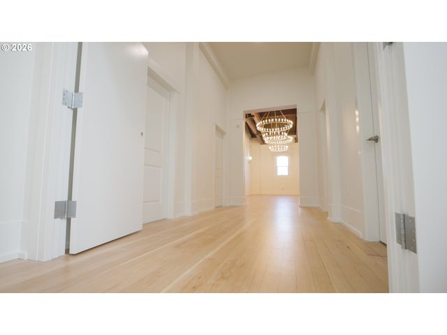 550 N 1ST St, Woodburn, OR 97071