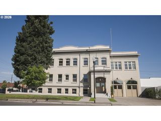 550 N 1ST St, Woodburn, OR 97071