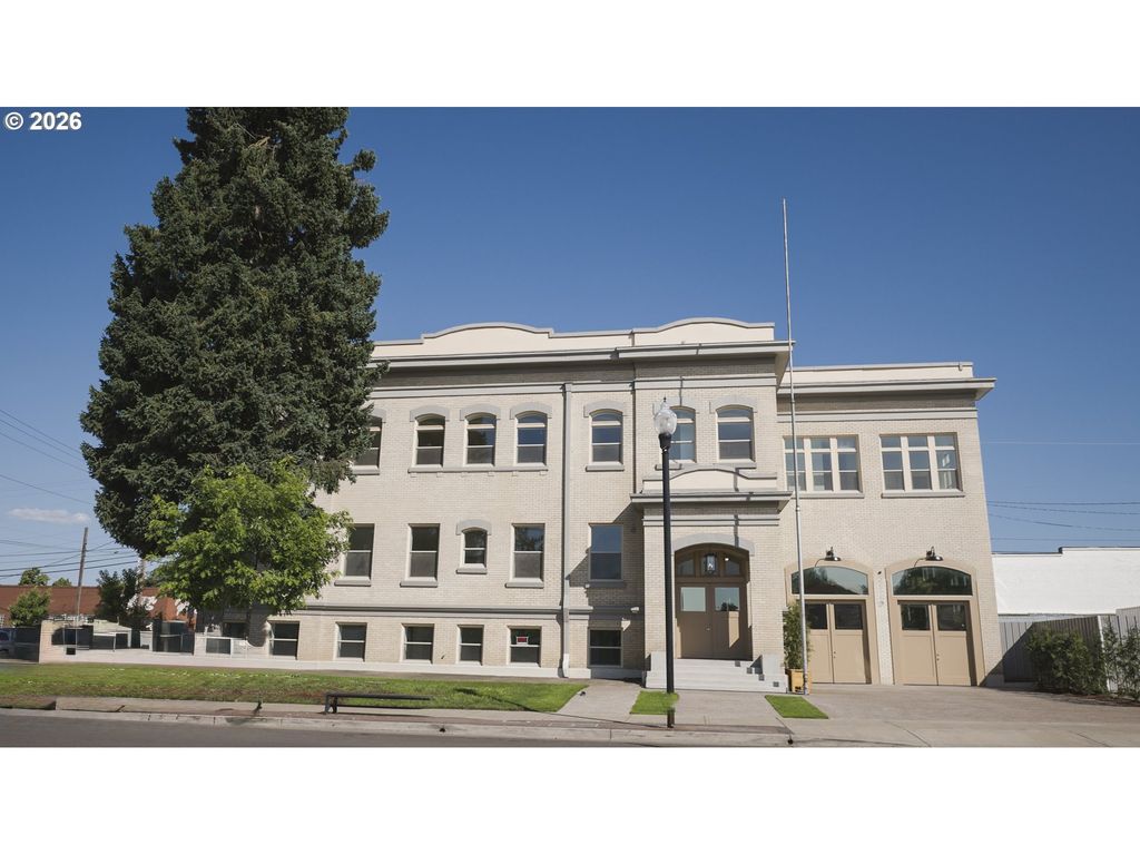 550 N 1ST St, Woodburn, OR 97071