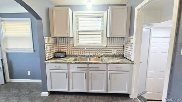 10001 Winthrop Street, Detroit, MI 48227