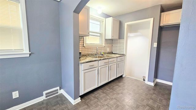 10001 Winthrop Street, Detroit, MI 48227