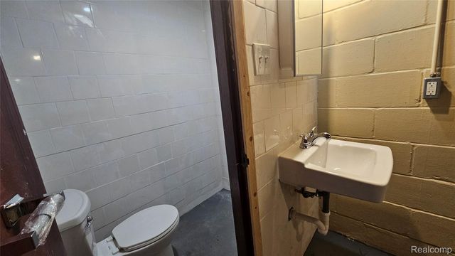 10001 Winthrop Street, Detroit, MI 48227