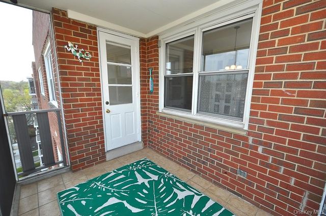 240 Garth Road 7J2, Scarsdale, NY 10583