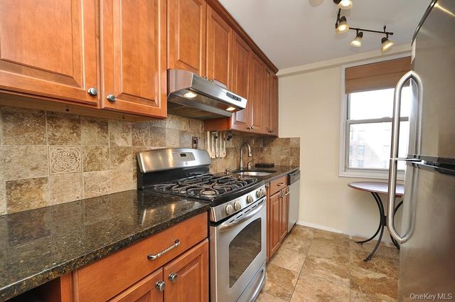 240 Garth Road 7J2, Scarsdale, NY 10583