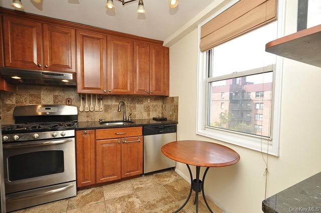 240 Garth Road 7J2, Scarsdale, NY 10583