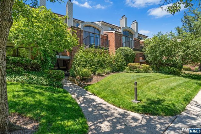 8 Wadsworth Court, Teaneck, NJ 07666