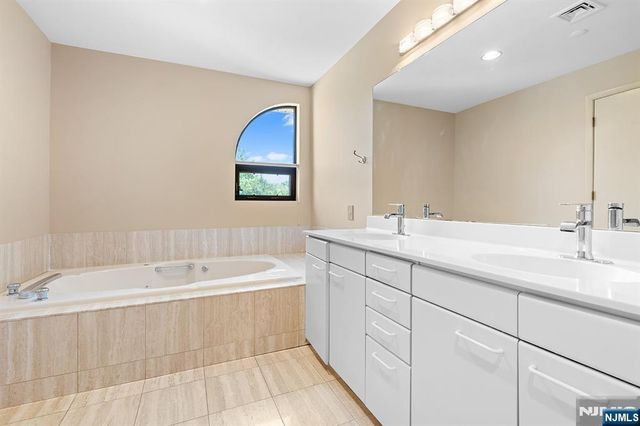 8 Wadsworth Court, Teaneck, NJ 07666