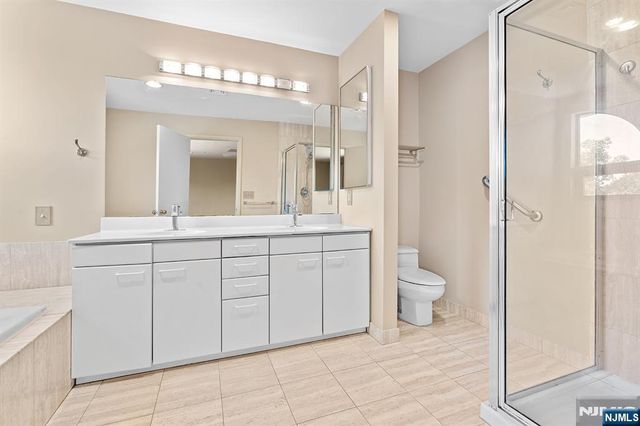 8 Wadsworth Court, Teaneck, NJ 07666