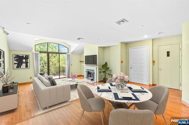 8 Wadsworth Court, Teaneck, NJ 07666