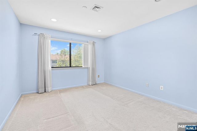 8 Wadsworth Court, Teaneck, NJ 07666