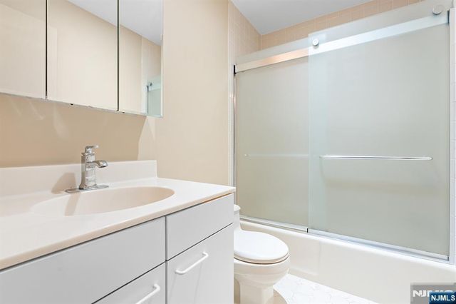 8 Wadsworth Court, Teaneck, NJ 07666