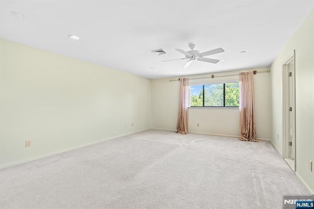 8 Wadsworth Court, Teaneck, NJ 07666