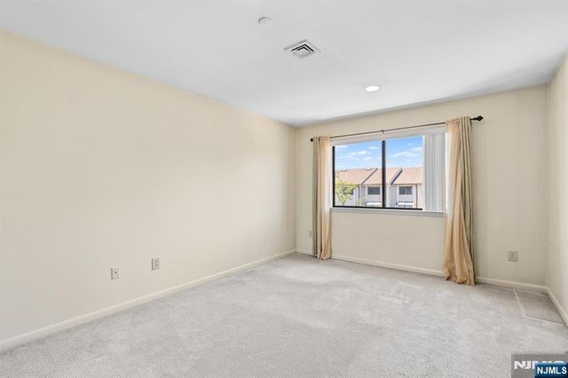 8 Wadsworth Court, Teaneck, NJ 07666