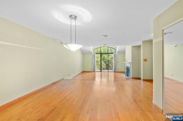 8 Wadsworth Court, Teaneck, NJ 07666