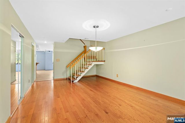 8 Wadsworth Court, Teaneck, NJ 07666