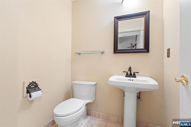 8 Wadsworth Court, Teaneck, NJ 07666